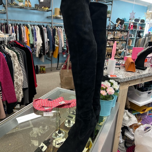 Valentino Garavani black knee high suede boots. - Picture 3 of 8